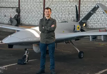 Trzy drony atakujące Bayraktar TB2 na ...