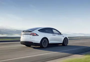 Akcje Tesli wybiły się na 17-miesięczne ...