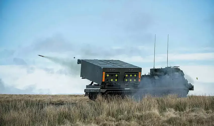 Wielka Brytania zwiększy swoją flotę zmodernizowanych systemów rakietowych wielokrotnego startu M270B2 MLRS o obiecującym zasięgu do 1000 km.