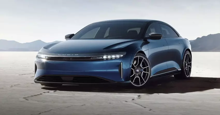 Autoblog: Lucid Air Sapphire sedan przyspiesza tak szybko, że aż boli.