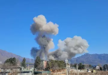 Południowokoreański myśliwiec KF-16 przypadkowo zrzuca 8 ...