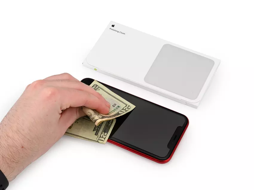 iFixit naśmiewał się z Apple i ocenił naprawialność... ściereczki do czyszczenia ekranu za 20 dolarów