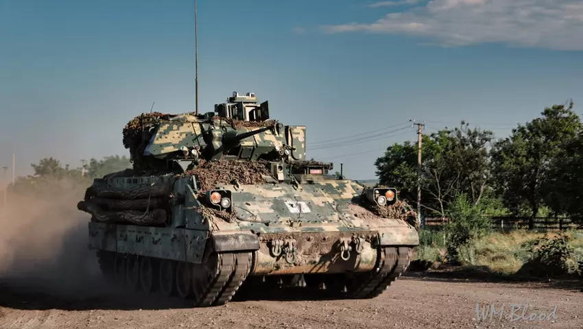 Ukraińskie wojsko pokazuje M2 Bradley niszczący czołgi za pomocą systemu rakietowego TOW-2