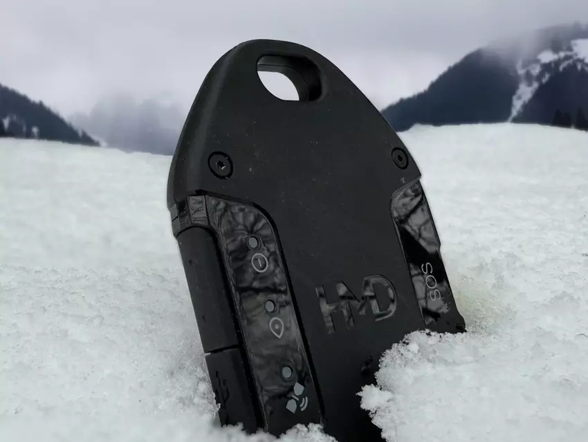 HMD OffGrid na śniegu w środku górzystego terenu