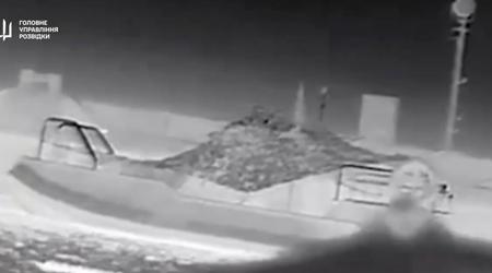Dron morski Magura V5 strike niszczy wrogą łódź motorową w nocy (wideo)
