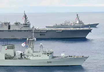 USS Ralph Johnson i HMCS Ottawa ...