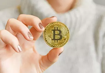 Kobieta wyrzuciła laptopa syna z 10 ...