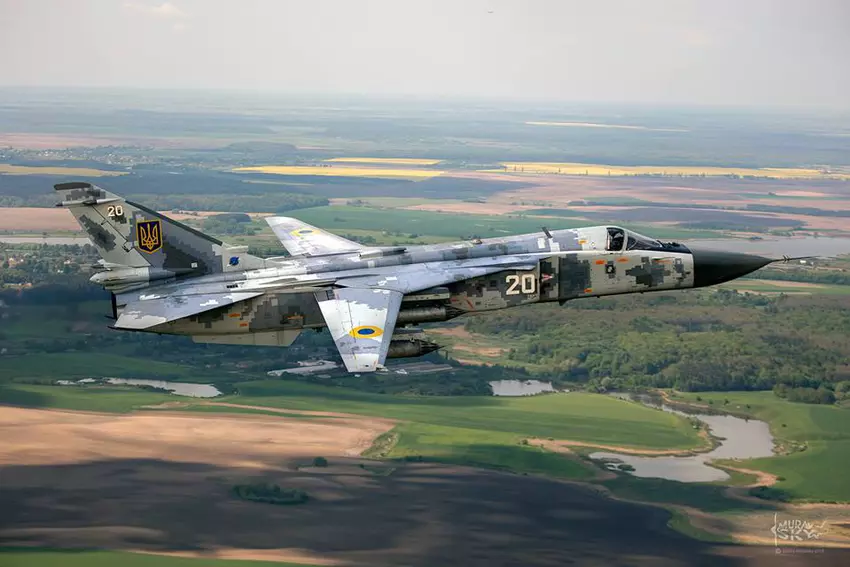 Siły Zbrojne Ukrainy pokazały samolot Su-24M z rzadkimi kierowanymi pociskami rakietowymi X25-ML - naprowadzanie laserowe, zasięg startu 10 km i prędkość 3130 km/h