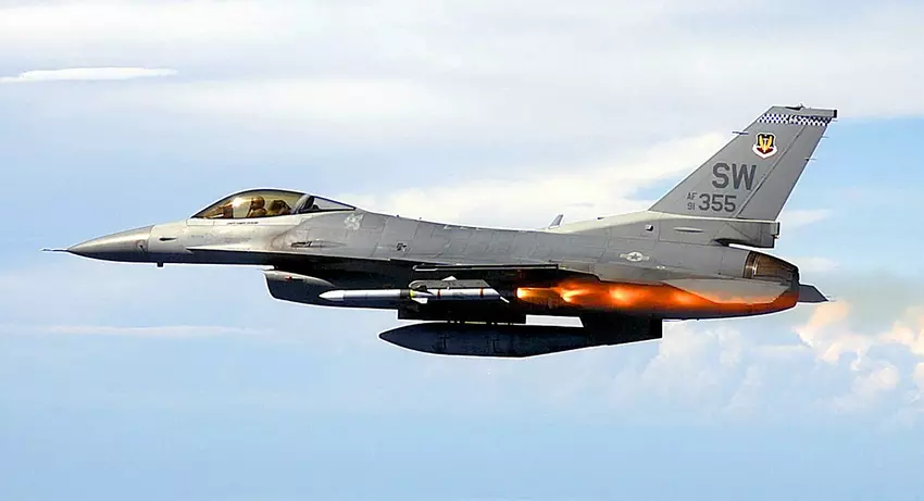 Firma RTX otrzymała 192 mln USD na dostawę pocisków rakietowych AIM-120 AMRAAM wystrzeliwanych z powietrza do USA, Ukrainy, Wielkiej Brytanii, Kanady i 15 innych krajów.