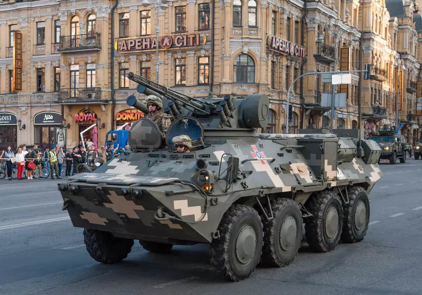 Siły Zbrojne Ukrainy pokazały w akcji ukraiński BTR-3E z systemem rakiet przeciwpancernych „Barrier”