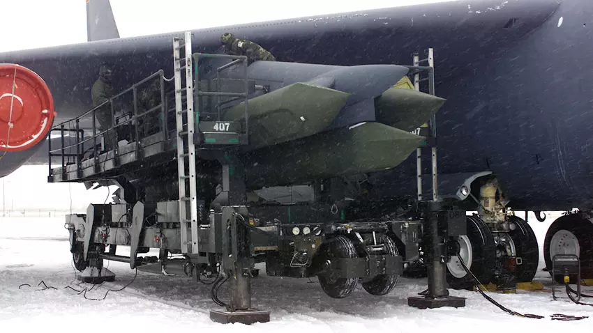 US Air Force wnioskuje o prawie 1 mld dolarów na rozwój nuklearnego pocisku typu stealth o zasięgu ponad 2400 km dla bombowców B-21 Raider i B-52 Stratofortress