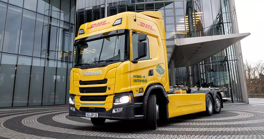 Zasięg do 800 km i możliwość tankowania na dowolnej stacji benzynowej: Scania i DHL testują elektryczną ciężarówkę z generatorem benzyny.
