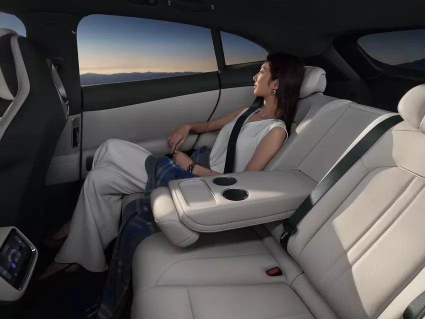 Fotele drugiego rzędu z możliwością regulacji kąta oparcia