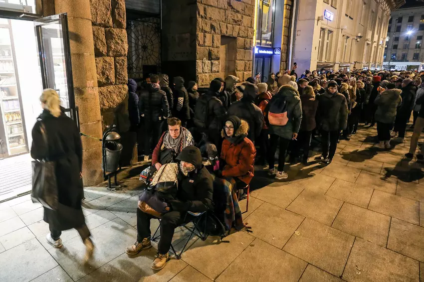 Za nowym iPhone 11 już robią kolejki: cena miejsca to trzy iPhone 11 Pro Max