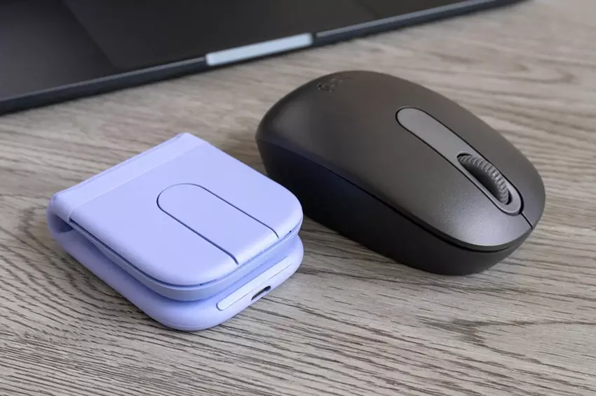 Rozłożona Logitech Mobi Fold z panelem dotykowym