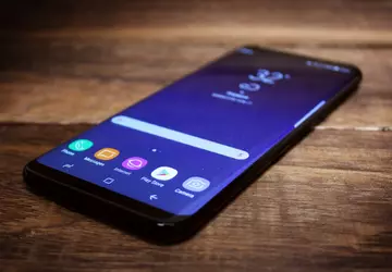 Samsung opatentował projekt smartfona z wycięciem, ...