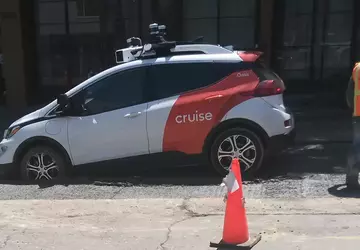 Bezzałogowa taksówka Cruise utknęła w mokrym ...