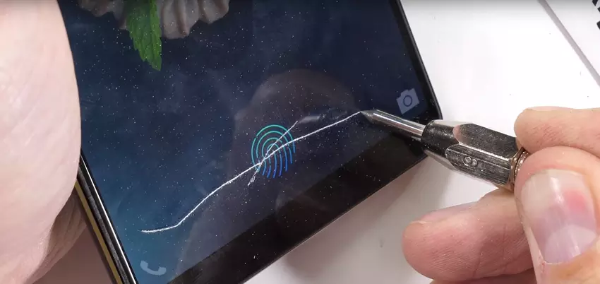 Bloger wykonany test dla żywotności wyświetlacza odcisków palców