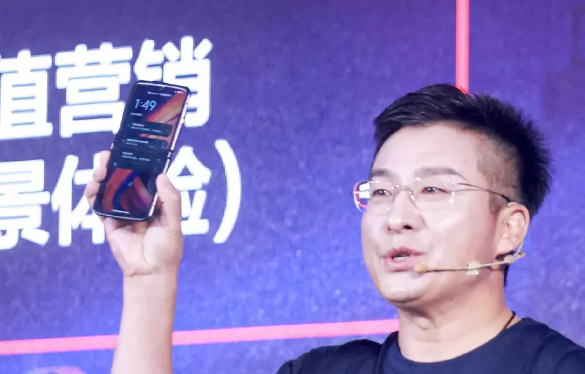 Nie czekając na prezentację: Motorola pokazała konstrukcję klapki Moto Razr 2022, nowość będzie podobna do Galaxy Flipa 3