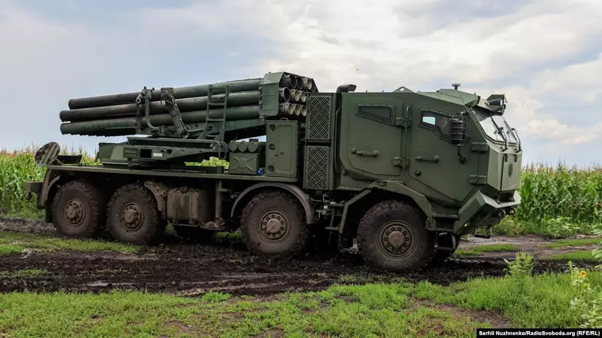 Media pokazały pracę rzadkiego ukraińskiego MLRS "Bureviy" na froncie, mogą strzelać do 65 km (wideo)