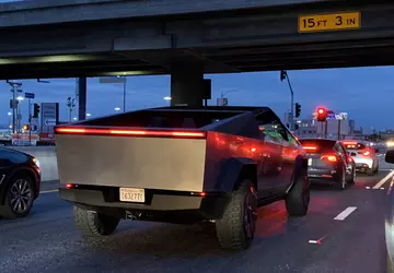 Elon Musk jedzie już elektrycznym samochodem ...