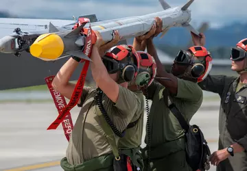 Pociski przeciwlotnicze AlM-9M, amunicja HIMARS i ...