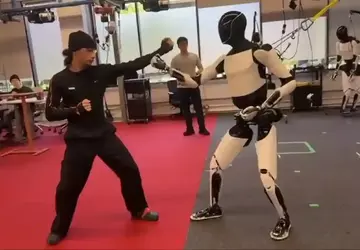 “Jackie Chan, wspieraj piwo!”: robot Optimus ...