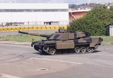 Ulepszony włoski czołg C1 Ariete ze ...