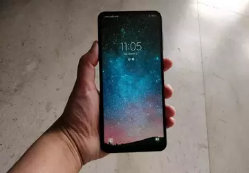 Samsung wprowadza na rynek tani smartfon ...