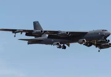 Amerykańskie bombowce atomowe B-52 Stratofortress wystrzeliły ...