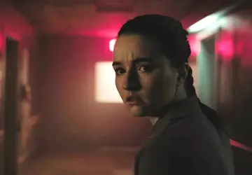 Caitlin Dever, która wciela się w ...