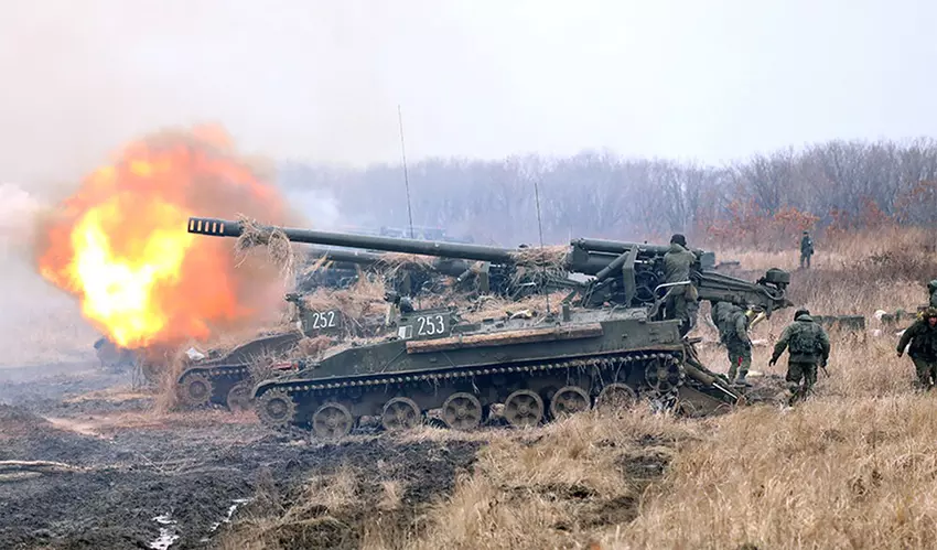 Ukraińscy artylerzyści niszczą dwa rosyjskie samobieżne działa 152 mm 2S5 Giatsint-S