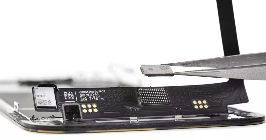 Wymiana wyświetlacza iPhone'a 13 w nieoficjalnym serwisie jest prawie niemożliwa bez utraty funkcjonalności