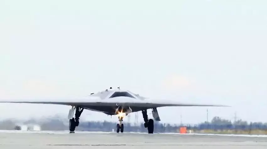 Rosja opracowuje drona uderzeniowego Okhotnik z pociskami Kh-59MK2 i R-77M, który będzie mógł współpracować z myśliwcem piątej generacji Su-57.