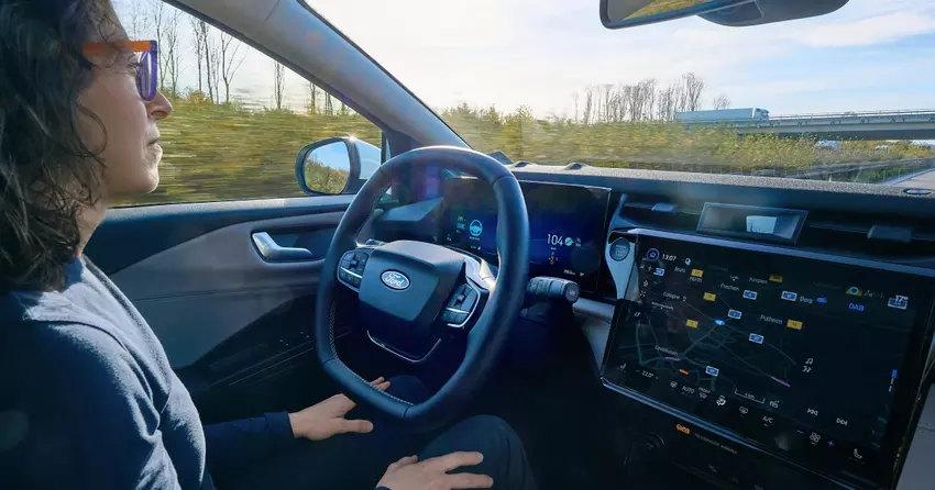 Ford rzuca wyzwanie Tesli: system jazdy bez rąk teraz dostępny dla masowych modeli w Europie