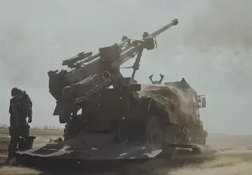 Haubica CAESAR i dron FlyEye szybko ...