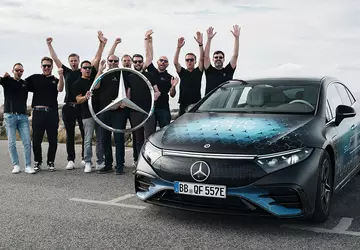 Mercedes-Benz EQS z baterią stałotlenkową przejechał ...