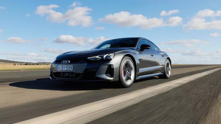 Pewien bloger próbował ożywić zatopiony samochód elektryczny Audi e-tron GT, susząc go w ryżu. A napiwek działa!