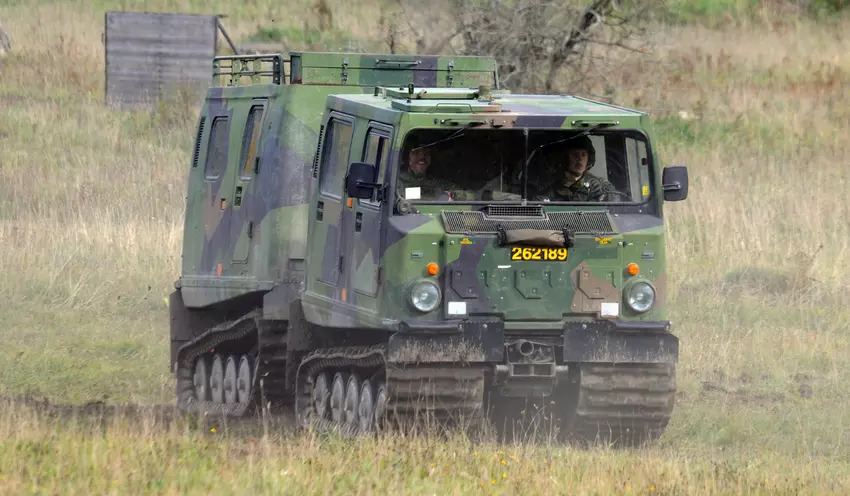 Pojazdy terenowe Bandvagn 206, ciągniki siodłowe MAN HX81, czujniki wykrywania dronów i terminale komunikacji satelitarnej: Niemcy przekazały AFU nowy pakiet uzbrojenia.