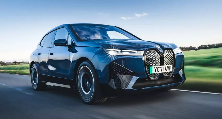 BMW wycofuje ponad 14 000 samochodów iX, i4 oraz i7 z powodu błędu w oprogramowaniu, który zakłóca zasilanie