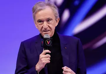 Miliarder Bernard Arnault o wartości 152 ...