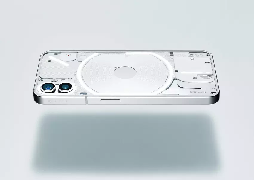 Nie, nic nie planuje wypuścić uproszczonej wersji smartfona Phone (1)