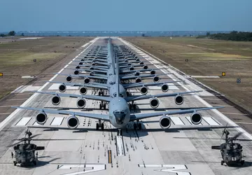 Siły powietrzne USA demonstrują "jazdę na ...