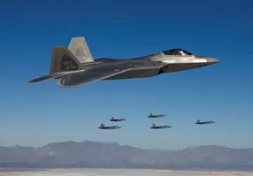 Amerykańskie F-22 i F-16 w pobliżu ...