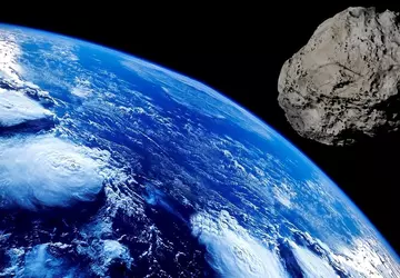 Asteroida wielkości stadionu piłkarskiego przeleciała między ...