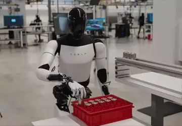 Film dnia: Tesla Optimus sprząta, gotuje ...