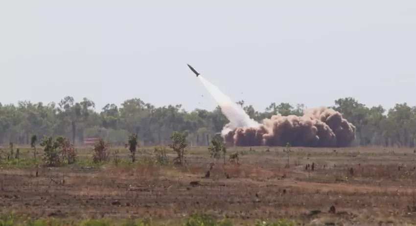 Australia pokazała bardzo rzadkie nagranie z wystrzelenia taktycznego pocisku balistycznego MGM-140 ATACMS o maksymalnym zasięgu 300 kilometrów i prędkości 3700 km/h