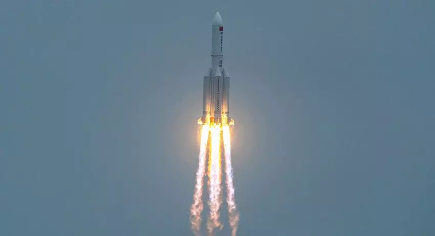 Ogromne kawałki gigantycznej chińskiej rakiety Long March 5B spadły na Indonezję i Malezję - mieszkańcy pomylili je z deszczem meteorów