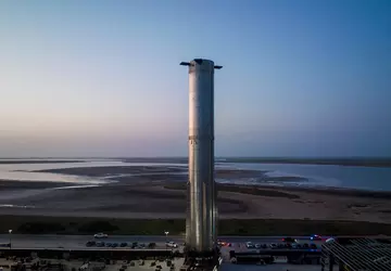 SpaceX wtoczył na stanowisko startowe nowy ...