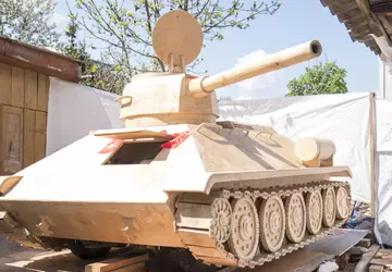 Białoruś rozstawia drewniane czołgi na granicy ...